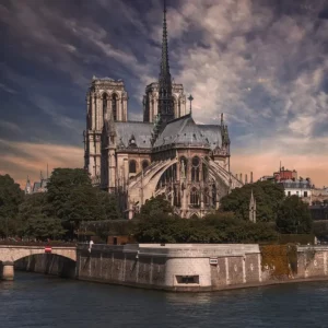 Katedra Notre-Dame w Paryżu: Historia, Zabytki i Zwiedzanie w 2024